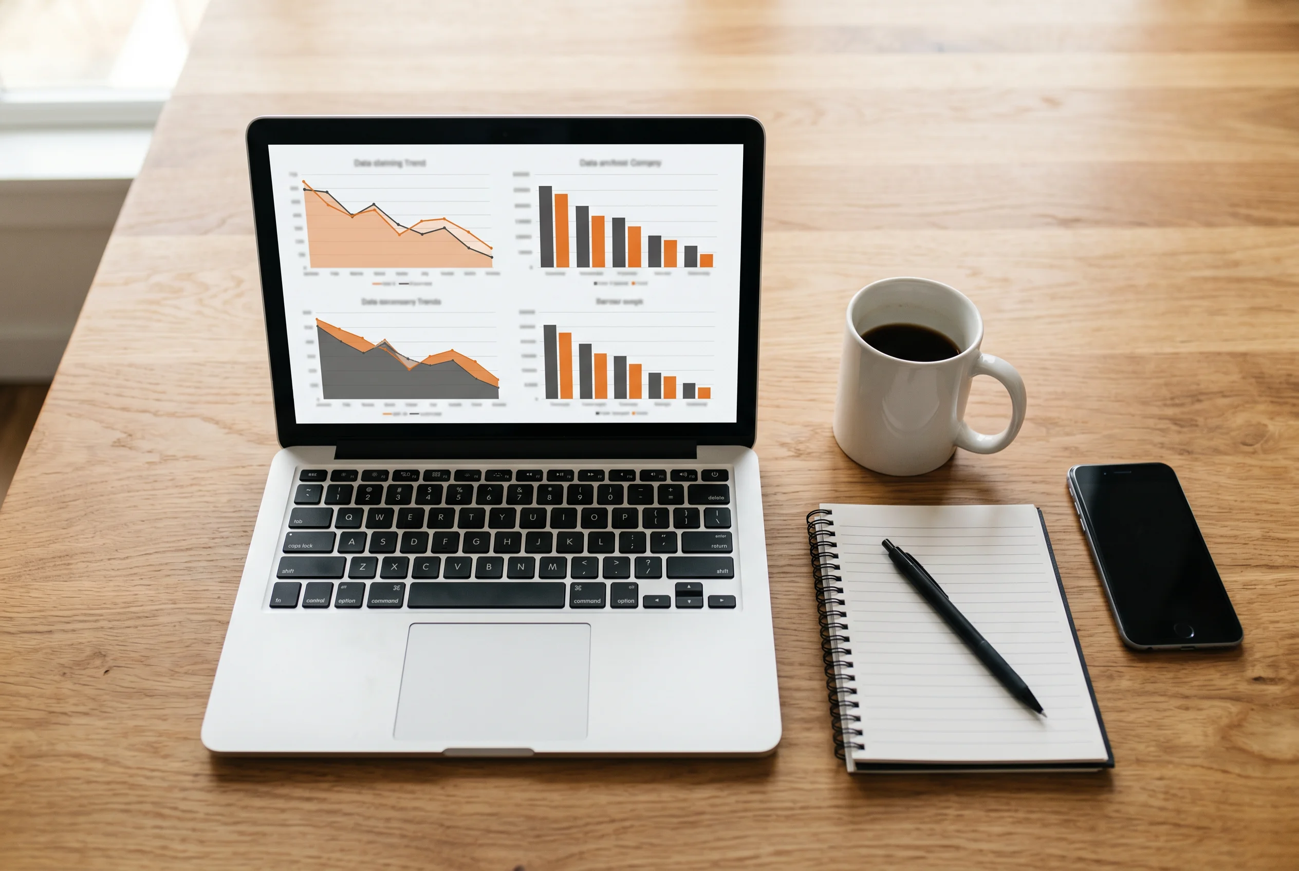 Bureau met laptop waarop grafieken van de Nederlandse gokmarkt te zien zijn, naast notitieblok en koffie